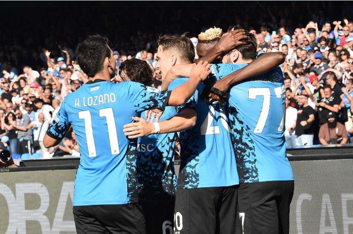 Para pemain Napoli merayakan gol ke gawang Sassuolo pada matchday 12 Liga Italia 2022-2023 di Stadion Diego Armando Maradona, Sabtu (29/10/2022).