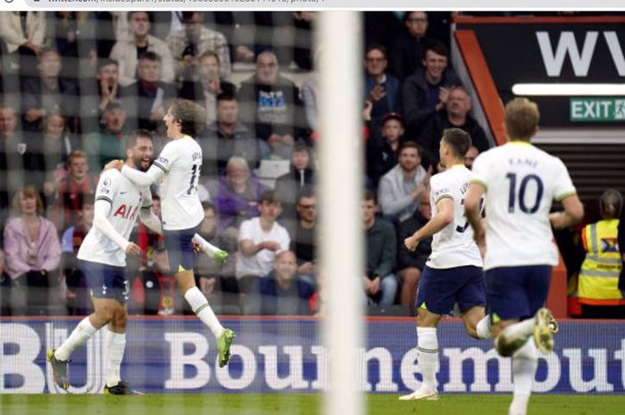 Rodrigo Bentancur merayakan gol kemenangan Tottenham Hotspur atas Bournemouth dalam matchday 14 Liga Inggris 2022-2023 di Vitality Stadium, Sabtu (29/10/2022).