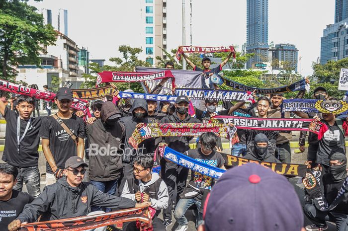 Sejumlah suporter dari klub Liga Indonesia seperti The Jakmania, Viking, Aremania, Bonek Mania, Pasoepati, NJ Mania dan K-Conk Mania tampak berfoto bersama di Kawasan Car Free Day, Jakarta, 30 Oktober 2022.