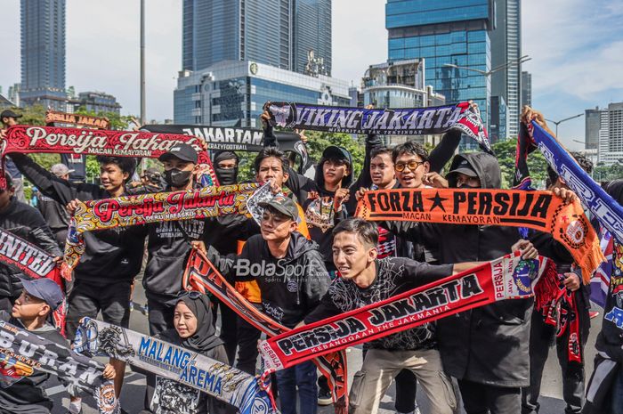 Sejumlah suporter dari klub Liga Indonesia seperti The Jakmania, Viking hingga Aremania tampak berfoto bersama di Kawasan Car Free Day, Jakarta, 30 Oktober 2022.