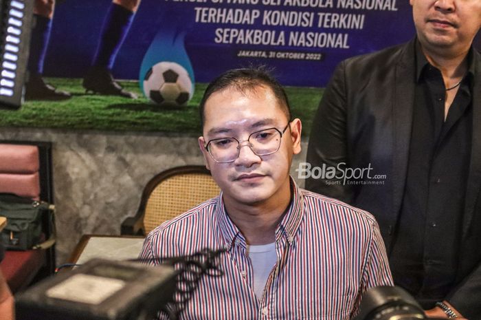 Founder Football Institute, Budi Setiawan, saat memberikan keterangan kepada awak media di Kopi Lobi, Senopati, Jakarta, 31 Oktober 2022.