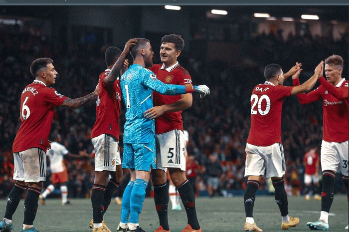 Para pemain Manchester United merayakan keberhasilan tim usai menang 1-0 atas West Ham United dalam lanjutan Liga Inggris 2022-2023.