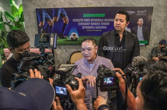 Founder Football Institute, Budi Setiawan (kiri) dan Ketua Umum Perpi, Resha Yogaswara (kanan), sedang memberikan keterangan kepada awak media di Kopi Lobi, Senopati, Jakarta, 31 Oktober 2022.