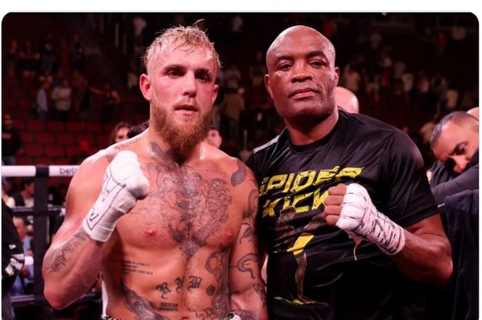 Jake Paul (kiri) berpose dengan legenda MMA, Anderson Silva (kanan) usai berbagi ring tinju pada Minggu (30/10/2022) WIB di Amerika Serikat.