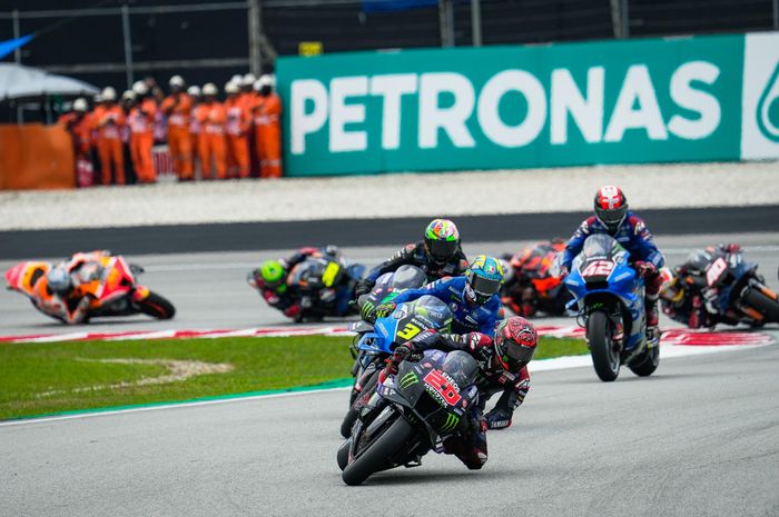 Pembalap Monster Energy Yamaha, Fabio Quartararo, memimpin grup pembalap pada balapan MotoGP Malaysia di Sirkuit Sepang, Malaysia, 23 Oktober 2022.