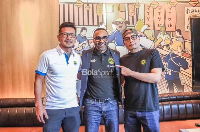 (Dari kiri ke kanan) Teddy Tjahjono selaku Direktur PT Persib Bandung Martabat, Suresh Letchmanan sebagai Managing Director Borussia Dortmund, dan Arif Wicaksono selaku CEO Nine Sport di Maikeru, Senayan, Jakarta, 1 November 2022.
