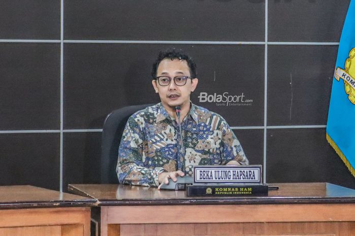 Komisioner Komnas HAM Republik Indonesia (RI), Beka Ulung Hapsara, sedang jumpa pers di Kantor Komnas HAM RI, Jakarta, 2 November 2022.