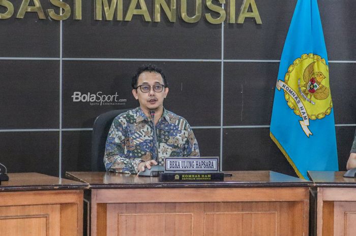 Komisioner Komnas HAM Republik Indonesia (RI), Beka Ulung Hapsara, sedang jumpa pers di Kantor Komnas HAM RI, Jakarta, 2 November 2022.