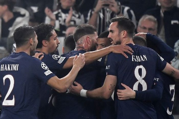 Para pemain Paris Saint-Germain merayakan gol yang dicetak oleh Kylian Mbappe ke gawang Juventus pada Matchday 6 Grup H Liga Champions 2022-2023, Rabu (2/11/2022).