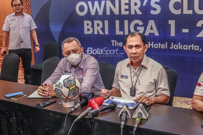 Direktur Operasional PT LIB (Liga Indonesia Baru), Sudjarno (kiri) dan Komisaris Utama PT LIB, Juni Rachman (kanan), saat menghadiri sesi jumpa pers di Hotel Sultan, Senayan, Jakarta, 4 November 2022.