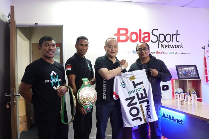 Dua petinju juara  WBC Asia Continental, Hebi Marapu (kiri) dan Jon Jon Jet (kanan) bersama CEO XBC Sportech, Urgyen Rinchen Sim, saat berkunjung ke kantor Bolasport.com di Jakarta, Kamis (3/11/2022).