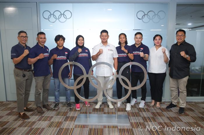 Ketua Komite Olimpiade Indonesia (NOC Indonesia) Raja Sapta Oktohari bersama tiga atlet Persatuan Olahraga Amatir Indonesia (PB POAI) jelang kejuaraan Asian-Pacific MMA Championships 2022 yang akan bergulir pada 9-13 November 2022 di Pattaya, Thailand