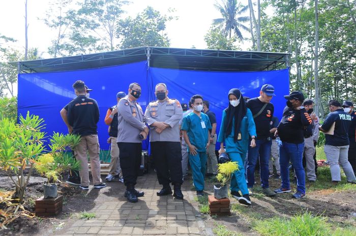 Dua jenazah korban Tragedi Kanjuruhan dilakukan autopsi di TPU Dusun Pathuk, Desa Sukolilo, Kecamatan Wajak, Kabupaten Malang, Sabtu (5/11/2022) pagi WIB.
