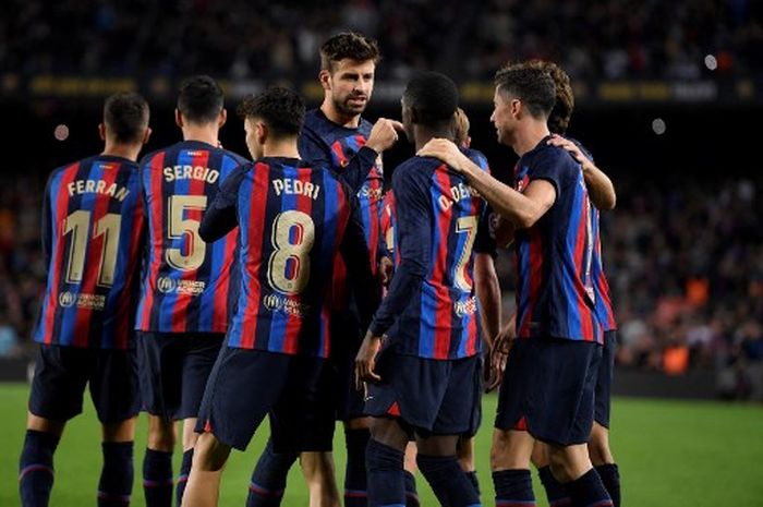 Para pemain Barcelona merayakan gol yang dicetak Ousmane Dembele ke gawang Almeria pada partai pekan ke-13 Liga Spanyol 2022-2023, Sabtu (5/11/2022).