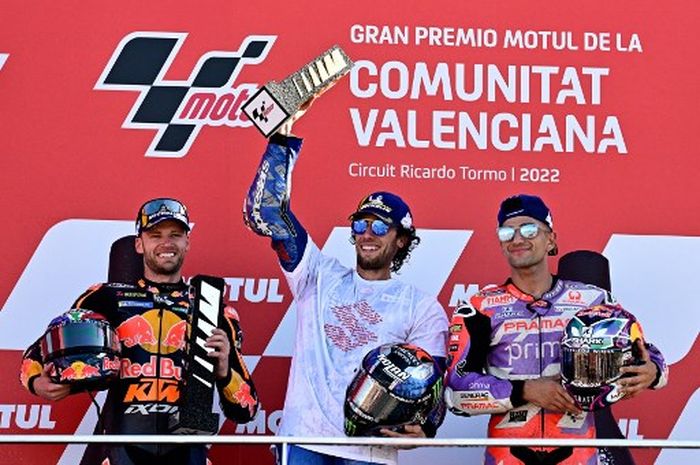 Podium MotoGP Valencia 2022. (dari kiri) Pembalap Red Bull KTM, Brad Binder, Alex Rins (Suzuki Ecstar), dan Jorge Martin (Prima Pramac Racing).