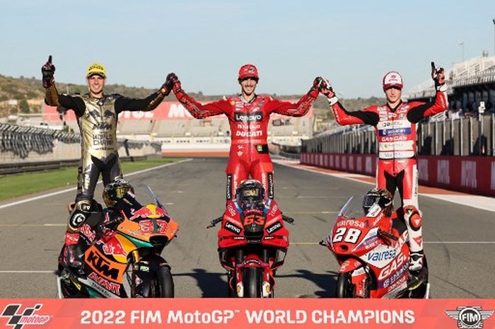 Dari kiri ke kanan, (Juara Dunia Moto2)  Augusto Fernandez (Kalex Red Bull KTM Ajo ), (Juara Dunia MotoGP 2022) Francesco Bagnaia , dan Juara Dunia Moto3 (Gaviota GASGAS Aspar Team)  Izan Guevara berpose setelah MotoGP Valencia 2022 di Sirkuit Ricardo Tormo, Valencia, Minggu (6/11/2022).