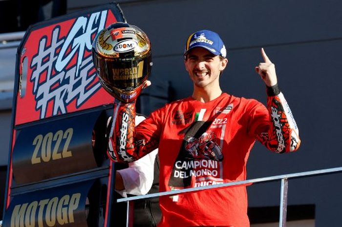 Pembalap Ducati Lenovo, Francesco Bagnaia, saat merayakan gelar juara dunia MotoGP 2022 di podium Sirkuit Ricardo Tormo, Valencia, Minggu (6/11/2022)