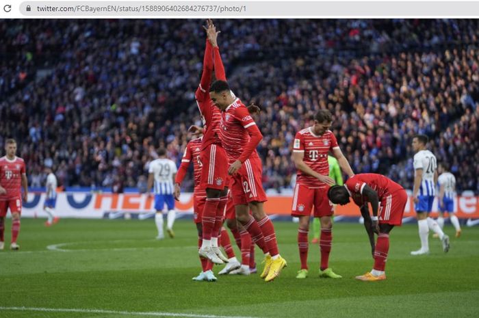 Jamal Musiala merayakan gol ke gawang Hertha Berlin bersama dengan Alphonso Davies dalam matchday 13 Bundesliga 2022-2023 di Olympiastadion, Sabtu (5/11/2022).