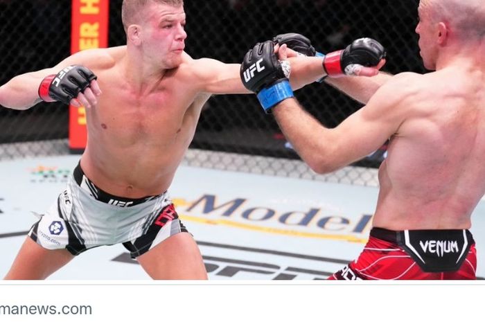 Aksi Grant Dawson (kiri) melawan Mark Madsen di UFC Vegas 64, Minggu (6/11/2022) WIB.