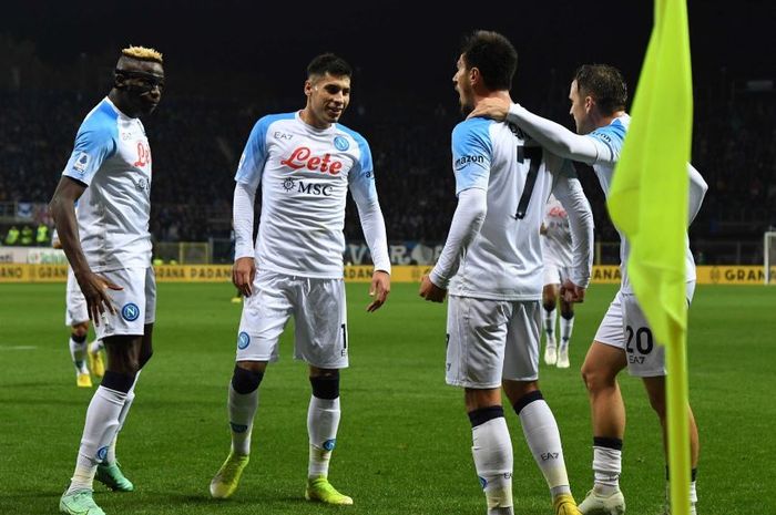 Eljif Elmas merayakan gol untuk Napoli ke gawang Atalanta dalam giornata 13 Liga Italia 2022-2023 di Gewiss Stadium, Sabtu (5/11/2022).