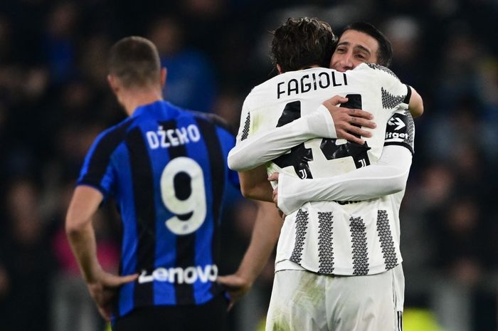Gelandang Juventus, Nicolo Fagioli, merayakan golnya ke gawang Inter Milan bersama Angel Di Maria pada partai pekan ke-13 Liga Italia 2022-2023, Minggu (6/11/2022).