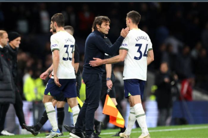 Antonio Conte tampak kecewa dengan kekalahan Tottenham Hotspur dari Liverpool pada pekan ke-15 Liga Inggris 2022-2023.