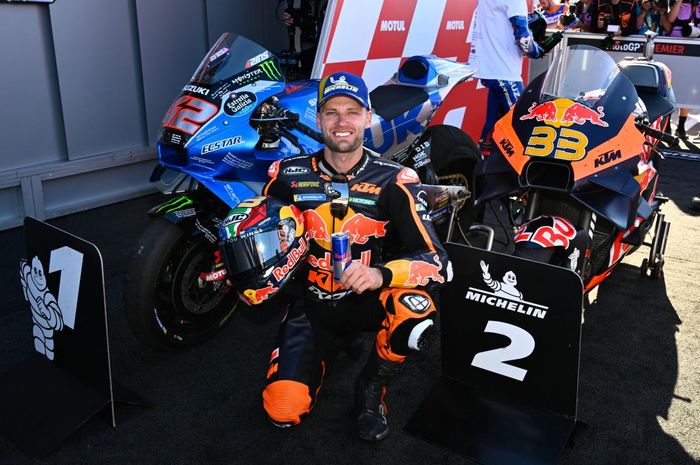 Pembalap Red Bull KTM, Brad Binder usai berhasil mengamankan posisi dua pada MotoGP Valencia 2022.