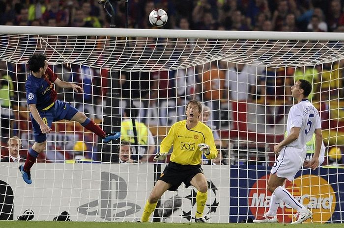 Lionel Messi menjebol gawang Edwin van der Sar dalam duel Barcelona vs Manchester United di final Liga Champions (27/5/2009).