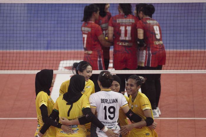 Tim bola voli putri Petrokimia Gresik Pupuk Indonesia pada laga pembuka final four Livoli Divisi Utama 2022 putaran kedua di GOR Ki Mageti Magetan, Selasa (8/11/2022).