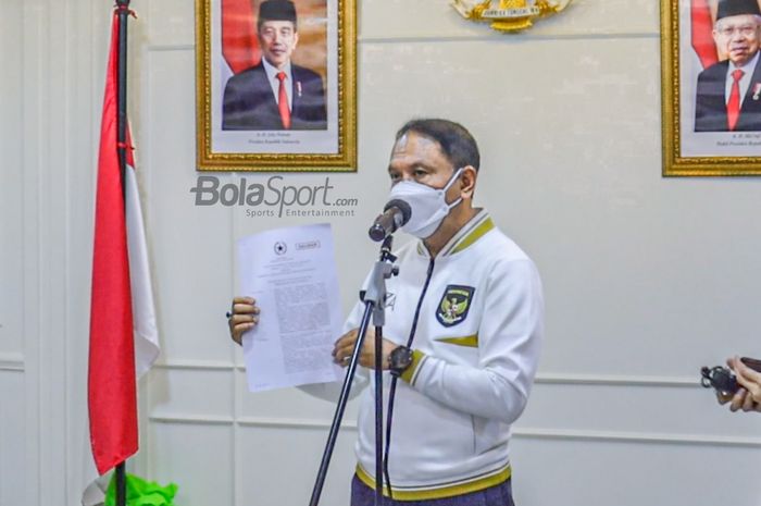 Menteri Pemuda dan Olahraga Republik Indonesia, Zainudin Amali, tampak sedang memperlihatkan surat kepresidenan naturalisasi Jordi Amat dan Sandy Walsh di Kantor Kemenpora, Jakarta, 9 November 2022.