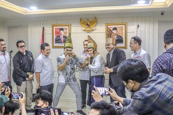 Menteri Pemuda dan Olahraga, Zainudin Amali, bersama Petarung asal Simalungun, Jeka Saragih, saat bertemu di kantor Kemenpora, Jakarta Pusat, Rabu (9/11/2022).