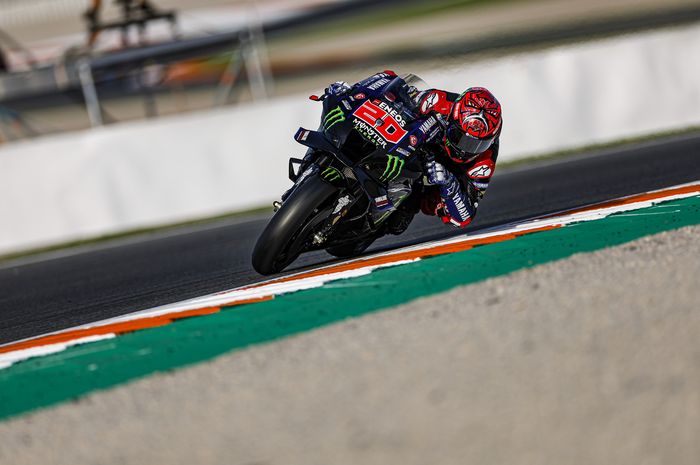 Aksi pembalap Monster Energy Yamaha, Fabio Quartararo, dalam tes pasca-musim MotoGP yang digelar di Sirkuit Ricardo Tormo, Valencia, 8 November 2022.