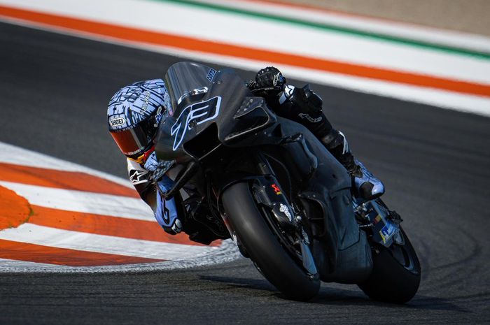 Pembalap Spanyol, Alex Marquez menggeber sepeda motor Ducati pada tes MotoGP Valencia (8/11/2022).