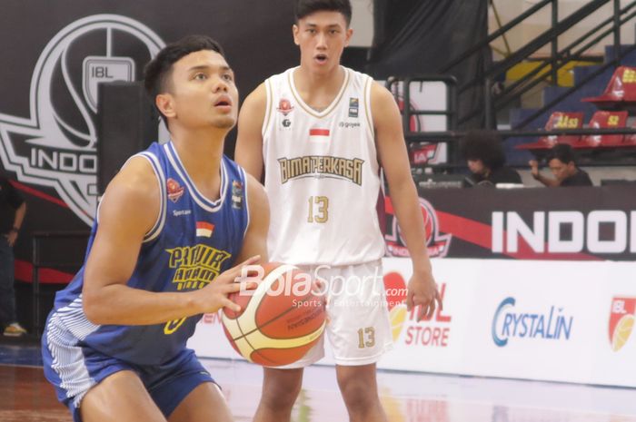 Roster Prawira Harum Bandung, Yudha Saputera, saat menghadapi Bima Perkasa Yogyakarta pada pertandingan perempat final IBL Indonesia Cup 2022 di GOR Sritex Arena, Surakarta, Jawa Tengah