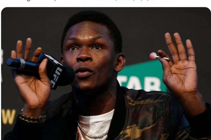 Eks raja kelas menengah, Israel Adesanya menguak sosok jagoan paling aneh yang pernah dites di UFC Performance Institue (PI).