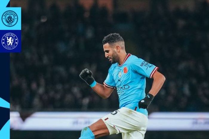 Winger Manchester City, Riyad Mahrez, merayakan gol ke gawang Chelsea dalam laga putaran tiga Piala Liga Inggris di Stadion Etihad, Rabu (9/11/2022).