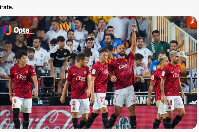 Vedat Muriqi (mengangkat tangan) merayakan golnya untuk Mallorca ke gawang Atletico Madrid pada pekan ke-14 Liga Spanyol musim 2022-2023, Kamis (10/11/2022) di Estadi de Son Moix, Spanyol