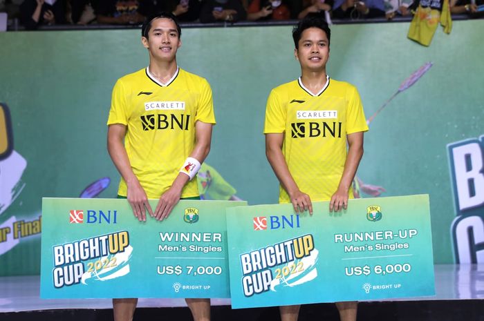 Jonatan Christie (kiri) dan Anthony Sinisuka Ginting (kanan) berpose di podium turnamen Bright Up Cup 2022 di Tennis Indoor, Senayan, Jakarta, Kamis (10/11/2022).