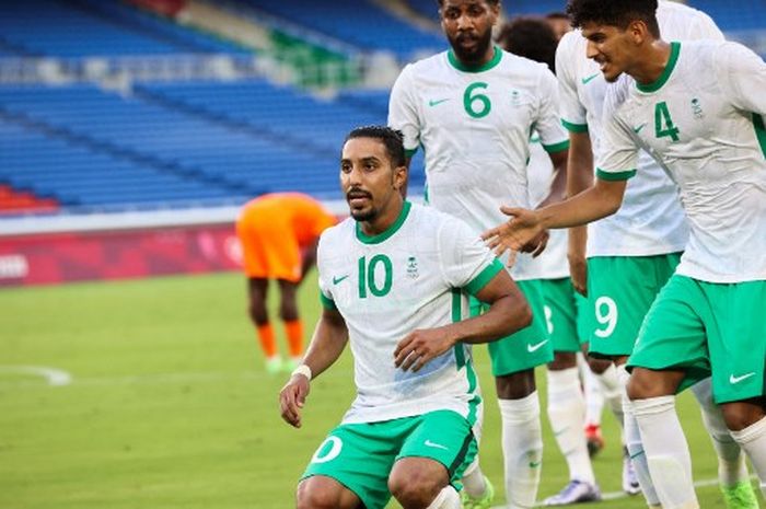 Salem Al-Dawsari (10) merayakan golnya untuk timnas Arab Saudi ke gawang Pantai Gading di Olimpiade Tokyo (22/7/2021). Dia kini memimpin serangan tim di Piala Dunia 2022.