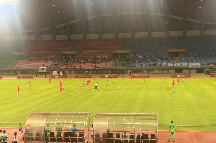 Laga persahabatan antara tim John Terry vs tim Alessandro Nesta berlangsung di Stadion Patriot Candrabhaga Bekasi, Sabtu (12/11/2022).