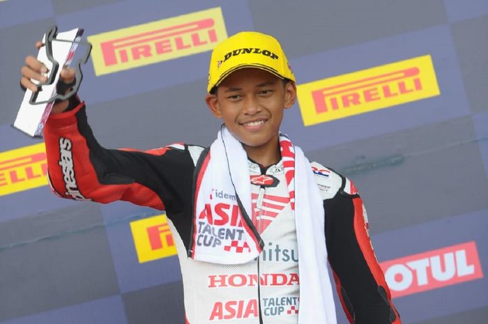 Pembalap tim Astra Honda Motor (AHM), Veda Ega Pratama pada race pertama seri keenam di ajang Idemitsu Asia Talent Cup (IATC) 2022, Sabtu (12/11/2022) 
