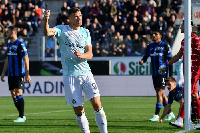 Penyerang Inter Milan, Edin Dzeko, melakukan selebrasi usai mencetak gol kedua timnya dalam laga Atalanta vs Inter Milan di pekan ke-15 Liga Italia 2022-2023, Minggu (13/11/2022)