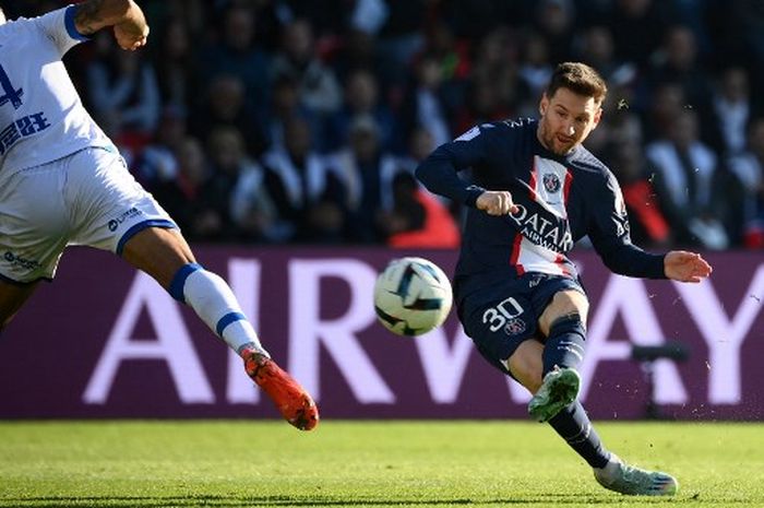 Lionel Messi menembak bola dalam duel Liga Prancis antara PSG vs Auxerre di pekan ke-15 Liga Prancis (13/11/2022).