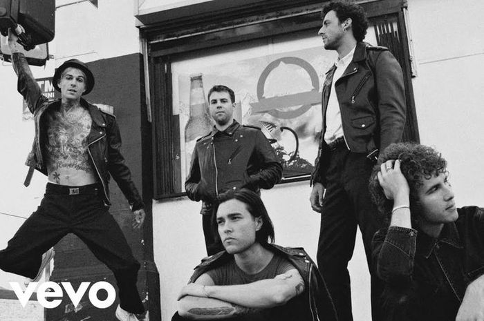 Lirik dan Chord Lagu Sweater Weather - The Neighbourhood, Hits di