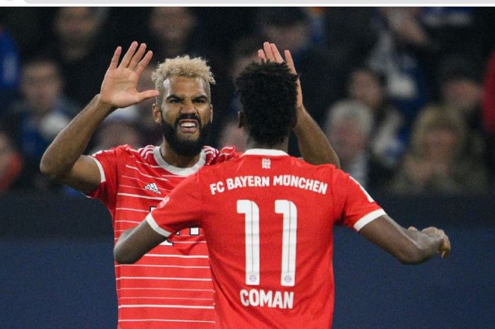 Penyerang Bayern Muenchen, Eric Maxim Choupo-Moting, merayakan golnya ke gawang Schalke 04 bersama Kingsley Coman dalam partai pekan ke-15 Bundesliga 2022-2023, Sabtu (12/11/2022).