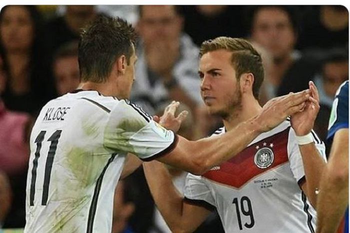 Momen ikonik pergantian pemain antara Miroslav Klose dengan Mario Goetze pada partai final antara timnas Jerman versus timnas Argentina di Piala Dunia 2014.