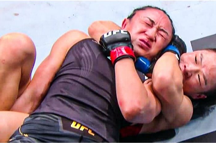 Zhang Weili mengalahkan Carla Esparza dengan cekikan rear-naked choke di UFC 281, MInggu (13/11/2022) WIB di New York.