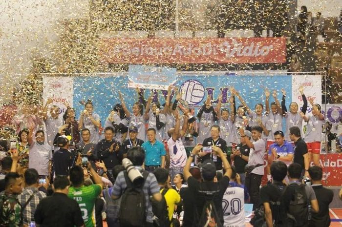 Tim bola voli putri, Surabaya Bank Jatim keluar sebagai kampiun Livoli Divisi Utama 2022 usai mengalahkan TNI AU yang digelar di GOR Ki Mageti, Magetan, Jawa Timur, Sabtu (12/11/2022)