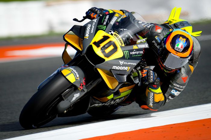 Pembalap Mooney VR46, Luca Marini, mengendarari motor Ducati Desmosedici GP22 saat tes akhir musim MotoGP di Sirkuit Ricardo Tormo, Valencia, Spanyol, Selasa (8/11/2022)