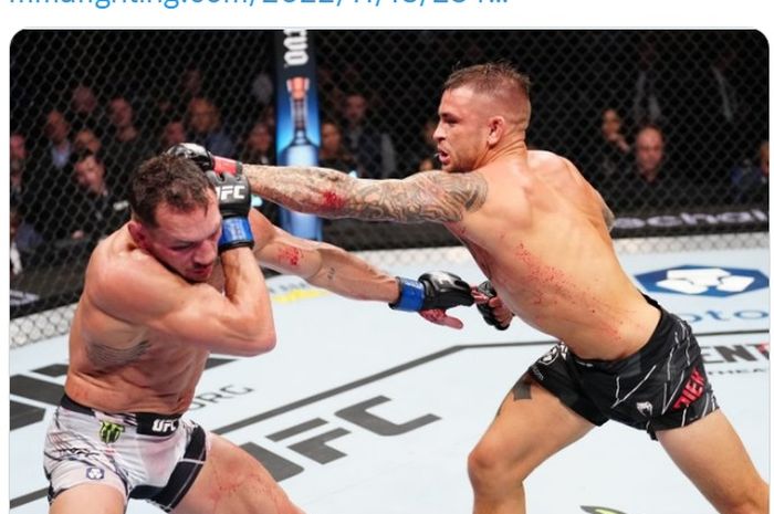 Momen duel Dustin Poirier (kanan) lawan Michael Chandler (kiri) pada UFC 281 (13/11/2022) di Madison Square Garden, New York, AS.